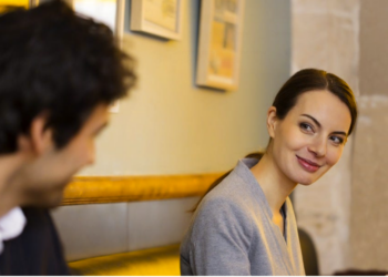 Kush janë çiftet e shenjave të Horoskopit që bien në dashuri me shikim të parë