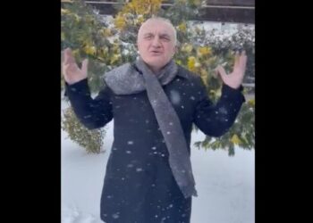 VIDEO/ Nga kënga shkodrane te poezia për Korçën, Meta mes borës reciton vargjet e Naimit: Si trimi në ball u sule, ta paçim për jetë hua!