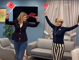 VIDEO/ Meta po habit dynjanë duke recituar poezi, Kryemadhi me valle e flamuj shqiptarë kërcen në TikTok