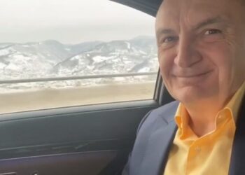 VIDEO/ Nisin “vakancat” e Presidentit/ Meta mbaron vizitën zyrtare në Shkup, përshëndet shqiptarët nga Kaçaniku