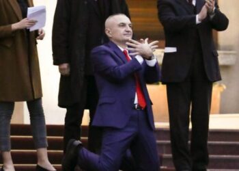 Ilir Meta i është ‘qepur’ poezisë, paralajmërimi me Skënderbeun: Ju jap fjalën se shumë shpejt, do ndryshoj….