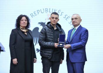 Humbi jetën nga Covid/ Meta dekoron me titullin “Nënë Tereza” mjekun e njohur Drini Dobi: Shembull i sakrificës më sublime