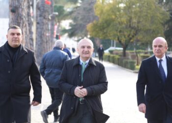“Ah sikur të isha sot atje”/ Publikoi fotot nga Korça, qytetarët “gozhdojnë” Metën: Je për të qarë hallin, s’ke lek