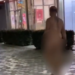 Vlorë/ I riu ecën nudo në bulevard pa e vrarë mendjen, shihni reagimin e qytetarëve (VIDEO)