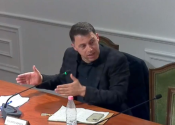 “Me ty asnjë diskutim”/ Deputeti i PS i drejtohet nënë Lizës: Fjala jote prej burrneshe m’i ka prerë gjunjët