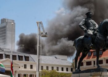 FOTOT/ Digjet selia e parlamentit, dyshohet për zjarrvënie e qëllimshme