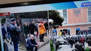 FOTOT/ Turma e Berishës pozicionohet në dy anët e Lanës, ka të lënduar. Nisin arrestimet e para