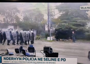 FOTO/ PD kërkoi ndihmë, policia merr nën kontroll seline e PD. Ikin protestuesit e Berishës