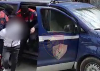 Aksioni/ I kërkoi ryshfet një qytetari që ishte në arrest shtëpie, vendoset arresti me burg për policin e Kukësit