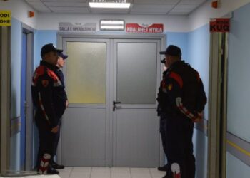 Humbi jetën nga energjia elektrike/ Sherri për trupin e një të vdekuri përplas policinë e spitalin në Tiranë