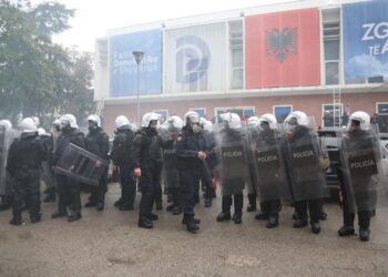 Protesta e dhunshme e Berishës/ Policia shoqëron 25 protestues dhe 8 persona që ishin brenda selisë së PD