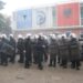 Protesta e dhunshme e Berishës/ Policia shoqëron 25 protestues dhe 8 persona që ishin brenda selisë së PD