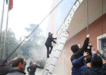 Protesta-8-janarit-Sali-Berisha-perplasja-godina-PD-maska-largimi-4