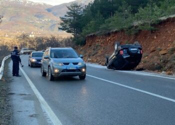 Aksidente nga akulli në rrugën e Bulqizës/ Përmbysen automjetet, shkaku: Mirëmbajtësit nuk hedhin kripë në rrugë