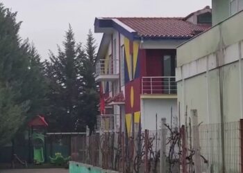 Vdekja e 3-vjeçarit/ “Na gënjyen për kamerat”, familjarët para prokurorisë: S’mund të jetë mbytur në atë lartësi!