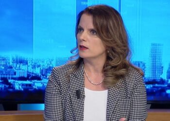 “Omicron ka transmetueshmëri të lartë”/ Tomini: Rastet më të shumta, të këtij varianti. Vaksina të mbron nga simptomat e rënda dhe vdekja