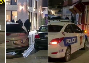 FOTO/ I vunë tritol, në shtëpi vetëm bashkëshortja: Momenti kur Armand Duka mbërrin në shtëpinë e tij në Durrës