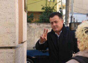 Me dy gishtat lart, Flamur Noka mbërrin në Prokurori, Berisha e pret prej dy orësh brenda