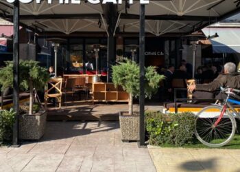 FOTO/ Basha shijon një kafe në Fier, ecën në këmbë përgjatë qytetit pas takimit me demokratët