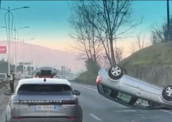 Aksident në autostradën Tiranë-Durrës, makina kthehet përmbys