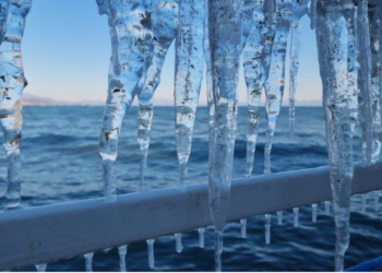 FOTO/ Moti i acartë ngrin Pogradecin, spektakël në liqen