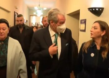 Vokshi emocionohet pas merr autograf nga Liri Berisha: Ajo është simboli i gruas, nënës, mjekes dhe humanistes shqiptare