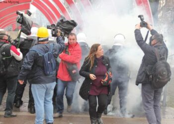Vokshi e zhgënjyer me gratë e Bashës: Turp të keni që mbrojtët dhunën ndaj demokratëve! Berisha i vetmi që …!