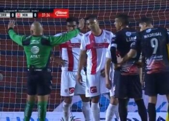 VIDEO / Ndodh edhe kjo! Arbitri i bie bilbilit dhe ndërpret lojën: Prisni pak se u lodha!