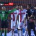 VIDEO / Ndodh edhe kjo! Arbitri i bie bilbilit dhe ndërpret lojën: Prisni pak se u lodha!