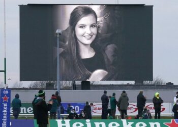 Mësuesja 23-vjeçare vritet në mes të rrugës, mister motivet. Me qindra dalin për homazhe në disa qytete