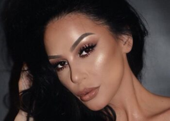 Flaka sfidon të ftohtin, këngëtarja shqiptare me bikini në mes të dëborës