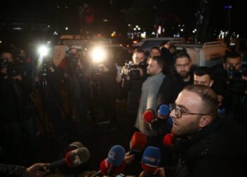 Bardhi ankohet për shoqërimet në oborrin e selisë: Ndaluan e shoqëruan anëtarë të Këshillit Kombëtar e kryetarë të PD