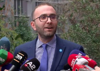 ‘Shoqëruesi i Berishës rezulton i dënuar me 17 vite burg’/ Bardhi: Kërkon ta kthejë PD në bunker për vete dhe familjen e tij