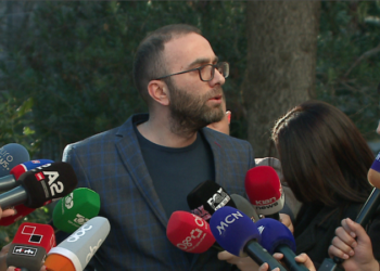 “Erdhën inspektorët”/ Bardhi ironi me grupin e Berishës: Kanë filluar punë të re. Në 8 janar mua më keni në zyrë