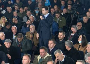 Basha ‘thumbon’ Berishën nga Kurbini: Ne mendojmë me kokën tonë dhe jo me kokën e idhullit të rremë