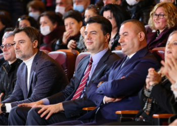 Basha ndan pamje nga takimi me demokratët e Fierit: Të çlirohemi nga dhuna dhe urrejtja