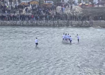 Festohet dita e ujit të bekuar, ortodoksët hidhen në lumë për të kapur kryqin