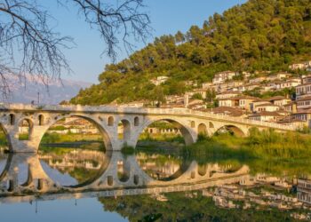 ‘Ndjesi ekzotike’/ The Guardian: Britanikët “pushtojnë” Shqipërinë, po kthehet në “fiksim” për turistët