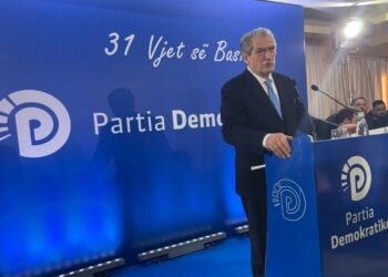 Berisha: Basha po shet selinë për pallate, dy fjalë edhe për “Pallat Kapllanin” që prishi shtëpitë e qytetarëve për milionat