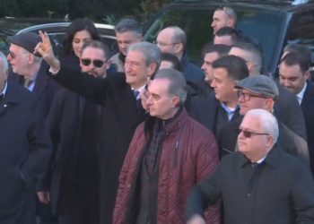 Grupi i Berishës mbërrin sërish në selinë blu: Brenda orës 12:00 do të…