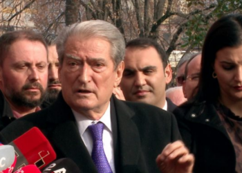 “Bashën do e nxjerrim nga selia me pekule”/ Berisha: S’do e gjuajë kush me mjete luftarake. Paralajmëroj mercenarët që…