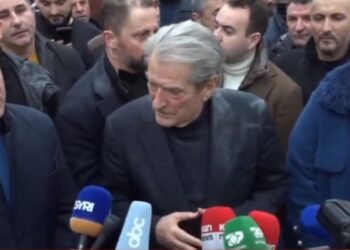 Policia i largoi protestuesit nga PD-ja/ Reagon Berisha: Jemi ortek, ky është vetëm fillimi