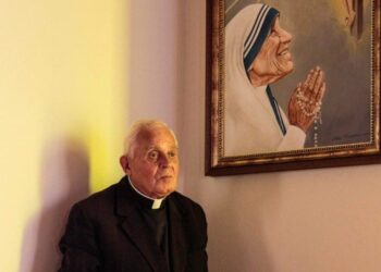 Dom Gjergj Simoni përcillet në banesën e fundit, por vetëm nga një e afërme, priftërinj e murgesha