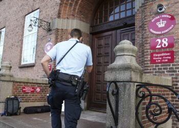 Arrestohet kreu i shërbimit sekret, pas akuzave për rrjedhje të informacioneve ‘të klasifikuara’