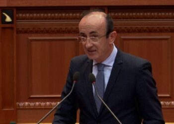 Deputeti i PD-së alarmon: Kriminaliteti jashtë kontrollit, makina luksoze qarkullojnë me vërtetime të Kuvendit