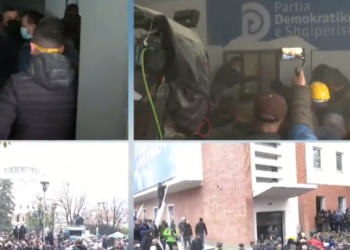 Hapet dera anësore nga zyra e FRPD, protestuesit hyjnë brenda selisë. Dëgjohet një shpërthim