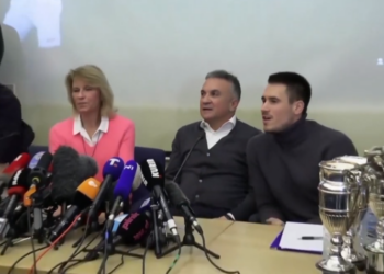 Konferenca që po bën xhiron e rrjetit, gazetarët vënë me ‘shpatulla pas muri’ familjen e Djokoviç