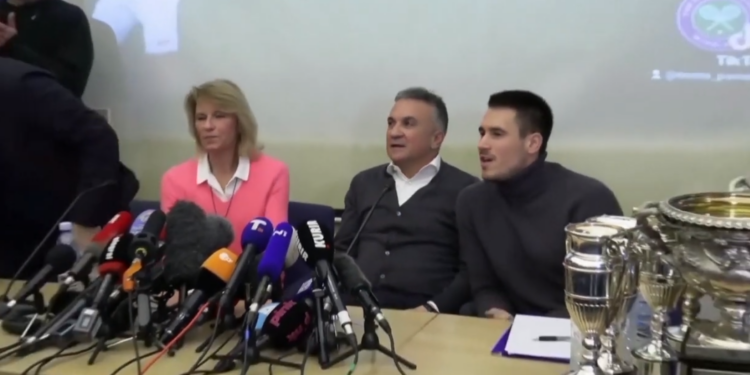 Konferenca që po bën xhiron e rrjetit, gazetarët vënë me ‘shpatulla pas muri’ familjen e Djokoviç