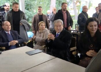 Berisha si Basha, ulet në kafe pranë lokalit tek PD-ja, fton gazetarët. Ka një kërkesë për kamarierin: Mos u shërbe mercenarëve të…