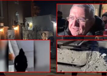 I veshur me të zeza/ VIDEO kur i riu i vë tritolin te porta Dukës dhe largohet me vrap